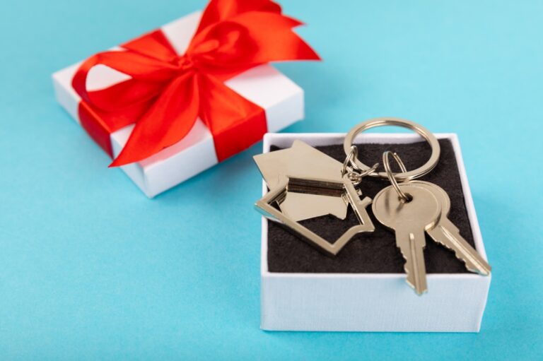 keychain with key ring on background concepts for real estate and moving home or renting.jpg s1024x1024wisk20cBSmmAsBRm68ouLdsAvJZ3nElNGzQ Qv6k7FQN5fGnVk