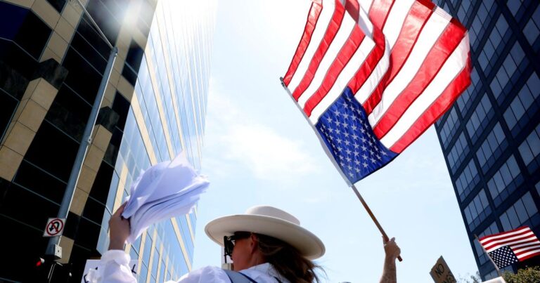 urlhttps3A2F2Fcalifornia times brightspot.s3.amazonaws.com2F062Fbc2F4d43b12e45598cf5fdd353efbaf02F1499123 me federal building rally cmh 04