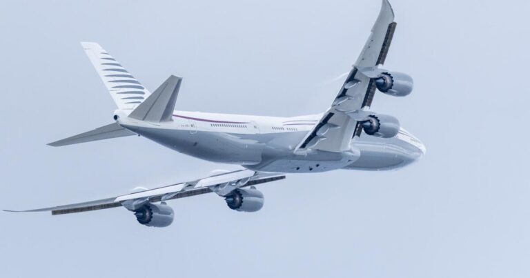 urlhttps3A2F2Fcalifornia times brightspot.s3.amazonaws.com2F312Fc52Fab3e9f554b8da2d1d8f1989684522Ftrump qatar plane 02865