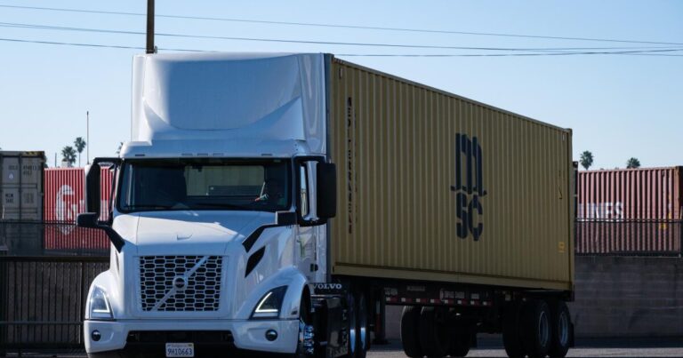 urlhttps3A2F2Fcalifornia times brightspot.s3.amazonaws.com2Faf2F8f2F8f6cc711475b955516f7846170b42F1489563 enviro hight logistics electric trucks ports18 wl
